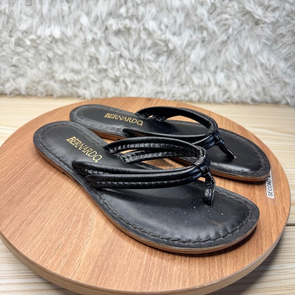 Bernardo Leather Black Thong Flip Flop Vintage Sandals Womens Size 6M - Picture 1 of 5